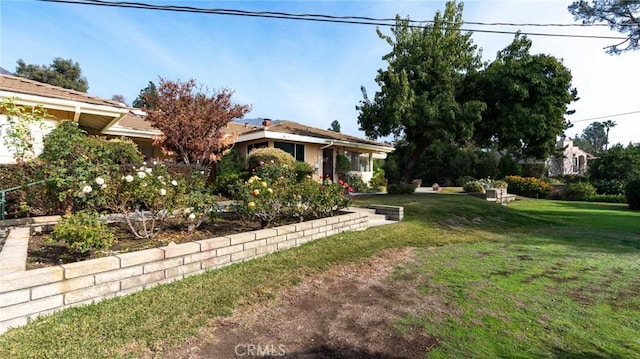 view of front of property featuring a front lawn