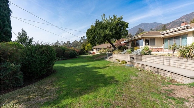 view of yard featuring a mountain view