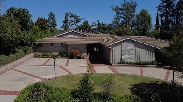 single story home with a front yard