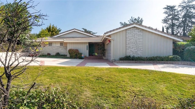 ranch-style home featuring a front yard