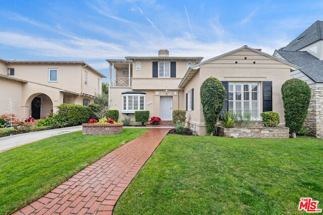 view of front of home featuring a front yard