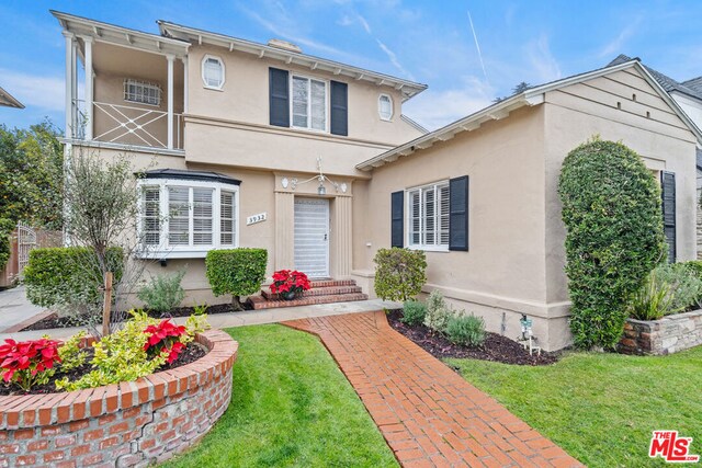 view of front of house featuring a front yard