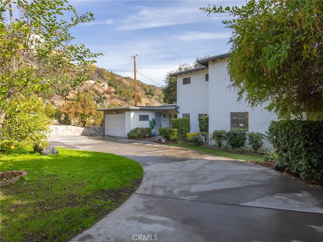 view of front of property with a front yard