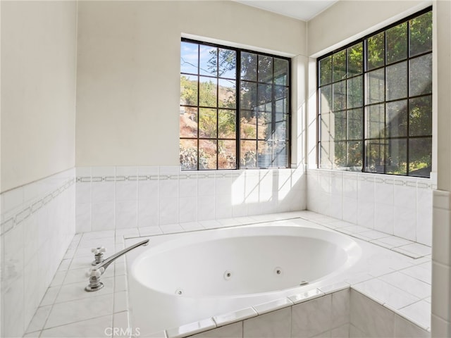 bathroom featuring tiled tub