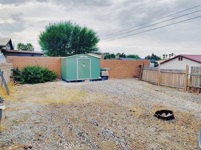 view of yard with a shed