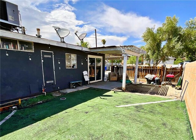 view of yard featuring a pergola