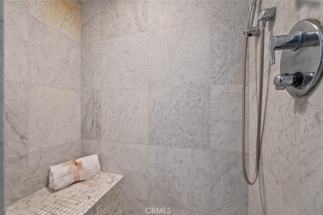 bathroom featuring tiled shower