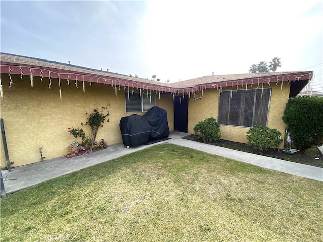 view of front of home featuring a front lawn