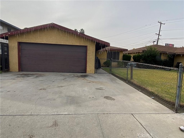 ranch-style house featuring a front yard