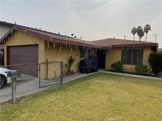 ranch-style house featuring a front lawn and a garage