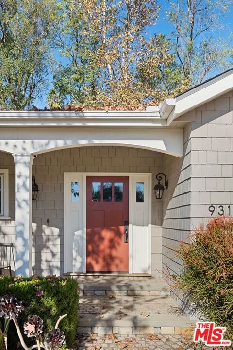 doorway to property with covered porch