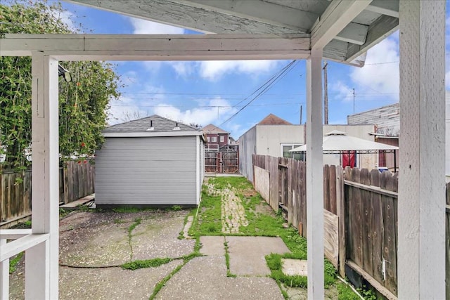 view of yard with a storage shed