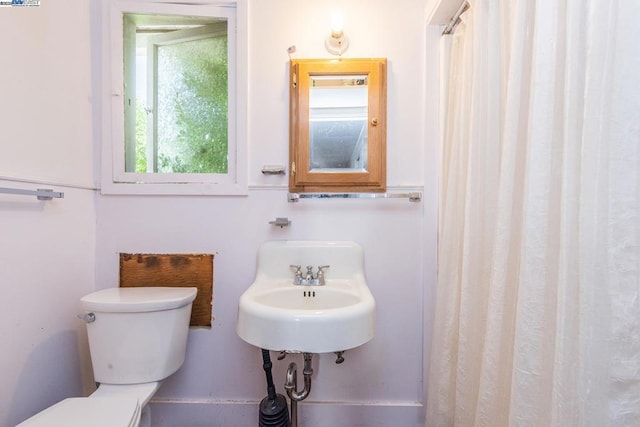 bathroom featuring toilet and sink