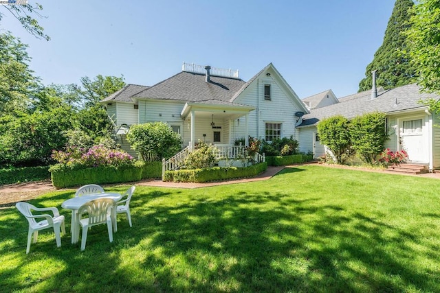 back of house featuring a lawn