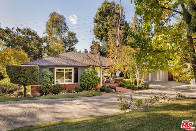 view of front of house featuring a garage and a front yard