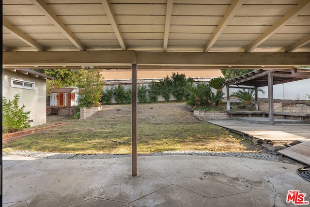 view of yard featuring a patio area