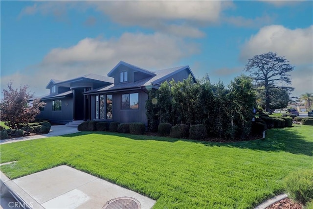 view of front of house featuring a front lawn