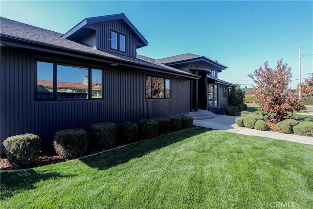 view of front of home featuring a front lawn