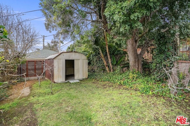 view of yard featuring a storage unit