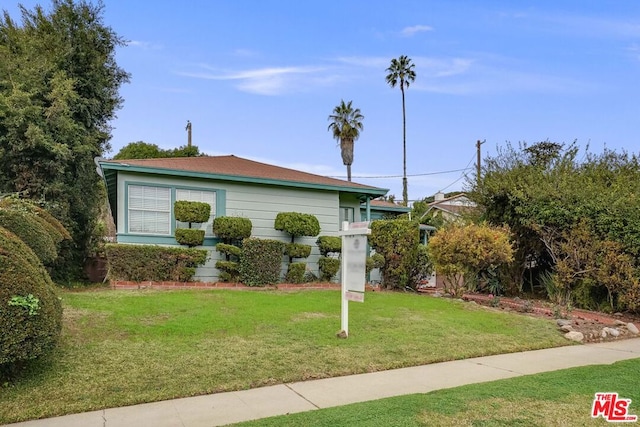 view of front facade featuring a front lawn