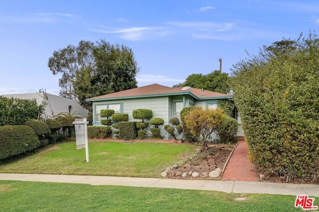 view of front of home with a front lawn