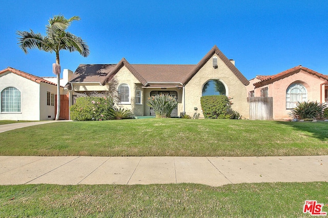 view of front of property featuring a front yard