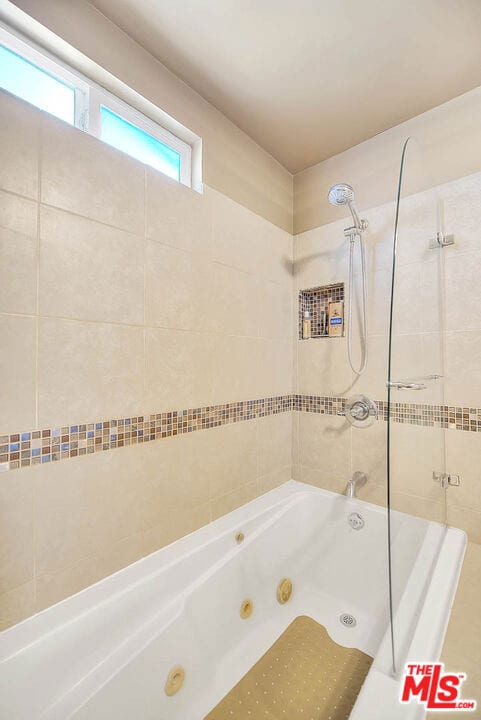 bathroom featuring tiled shower / bath combo