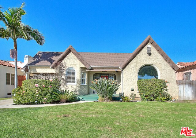 view of front facade with a front yard