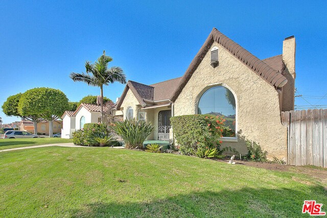 view of front of house featuring a front lawn