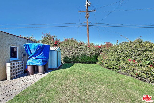 view of yard with a shed