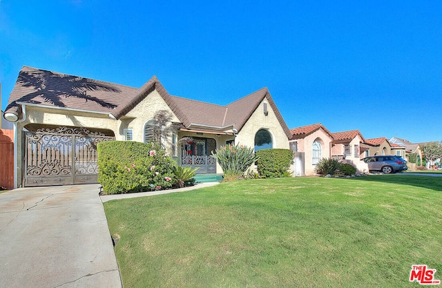 view of front of home featuring a front yard