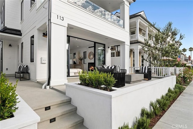 exterior space featuring an outdoor living space and a balcony