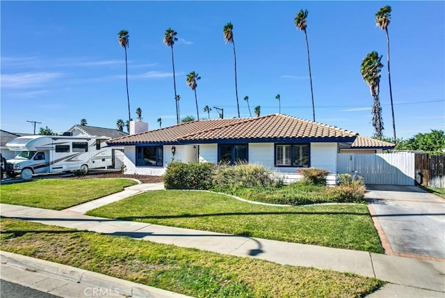 view of front of property featuring a front lawn