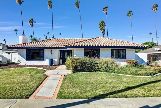 view of front of home featuring a front lawn