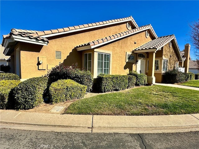 view of front of house featuring a front yard