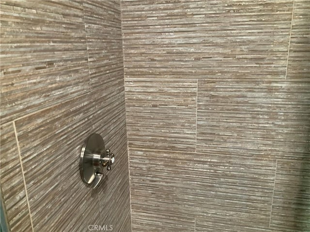 details featuring tiled shower