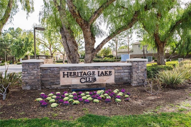 view of community / neighborhood sign