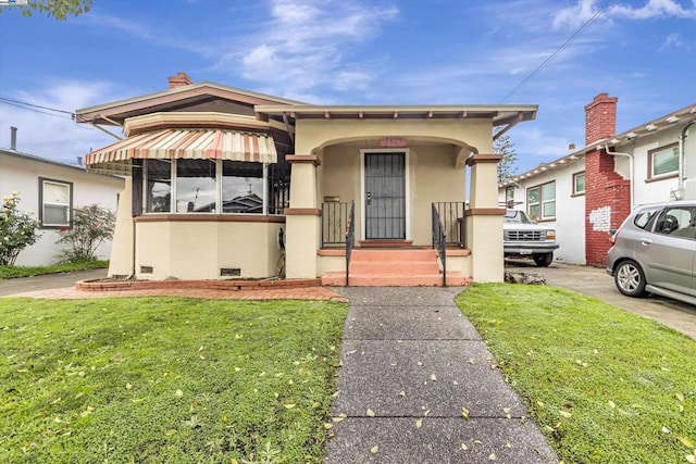 view of front of home featuring a front lawn