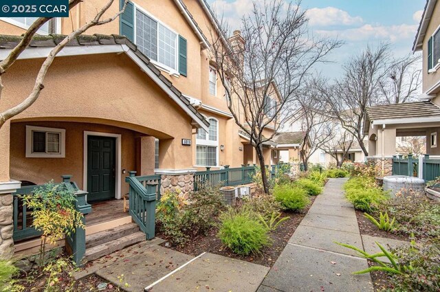 property entrance featuring covered porch