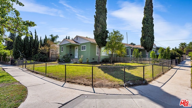 single story home featuring a front lawn