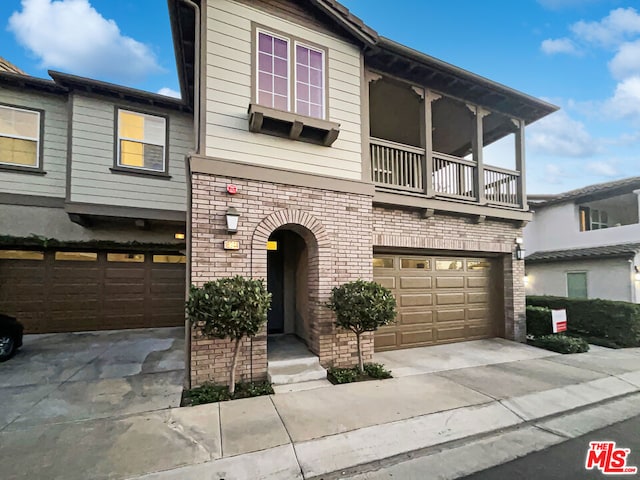 view of front of home featuring a balcony