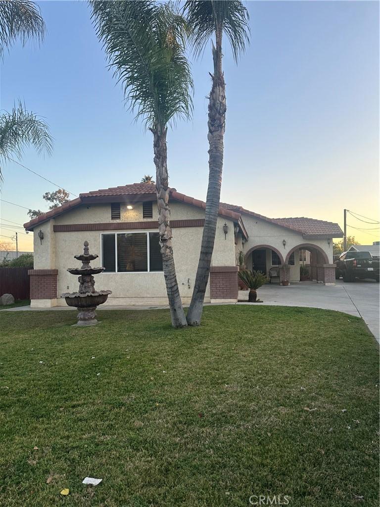 view of front of house featuring a yard