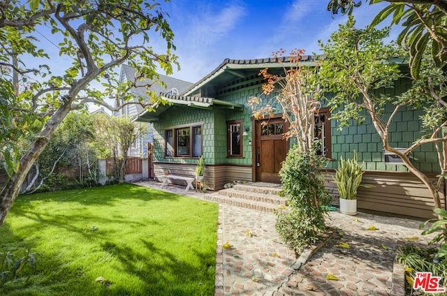 view of front of house featuring a front yard