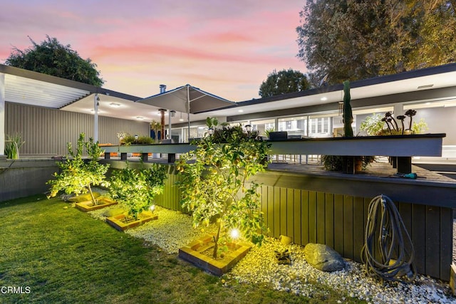 view of yard at dusk