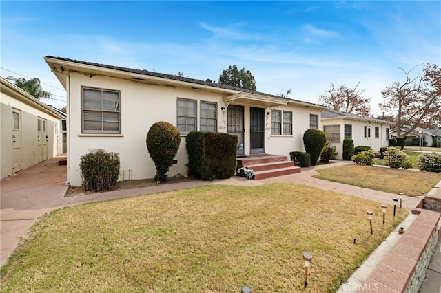 single story home with a front lawn