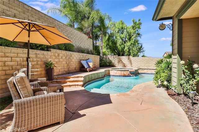 view of pool featuring an in ground hot tub, a patio area, and pool water feature