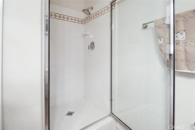 bathroom featuring a tile shower