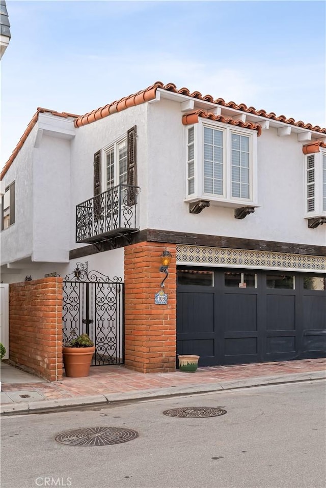 view of front facade featuring a garage