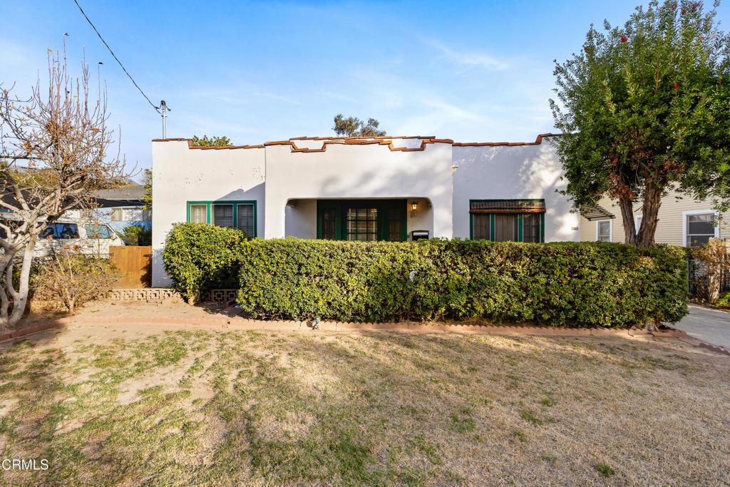 view of front of home featuring a front yard