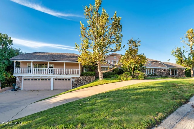 view of front of home featuring a garage and a front yard